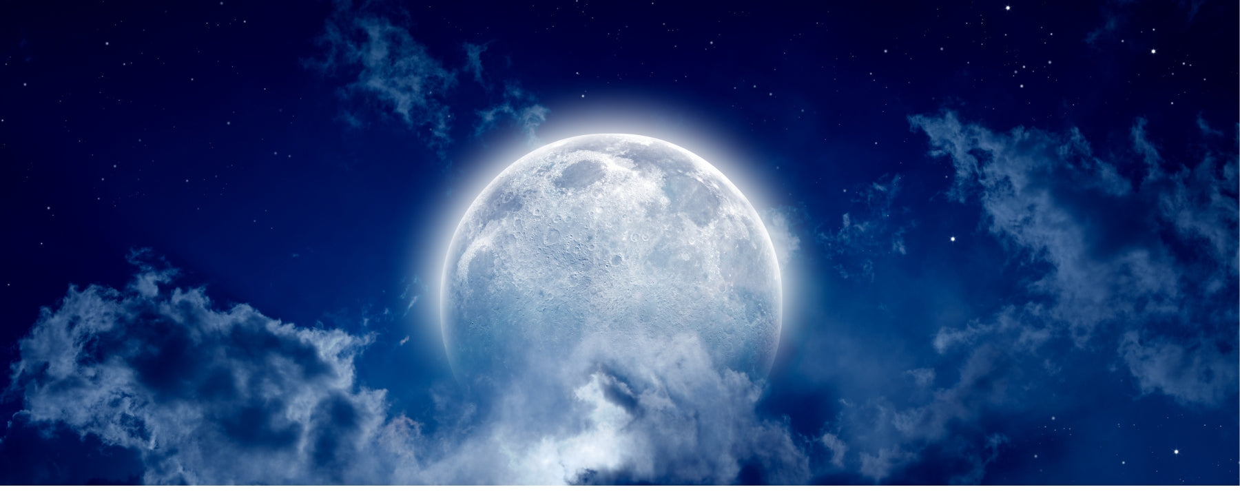 Depuis la nuit des temps, la lune a suscité fascination et intrigue. Nombreuses sont les cultures qui lui ont attribué des pouvoirs, notamment sur notre comportement et notre sommeil.